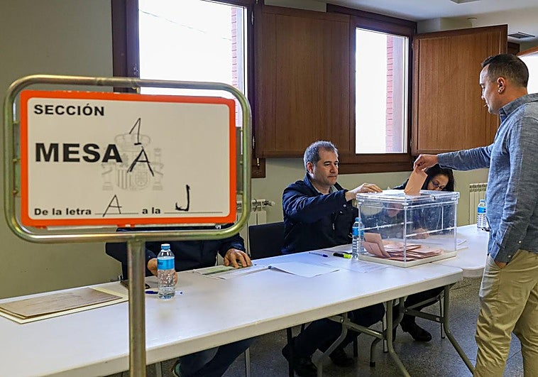 El PP gana en 141 municipios, el PSOE en 34 y Vox en 11